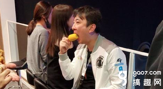 校长王思聪微博狂送百套IG冠军皮肤 网友还夸